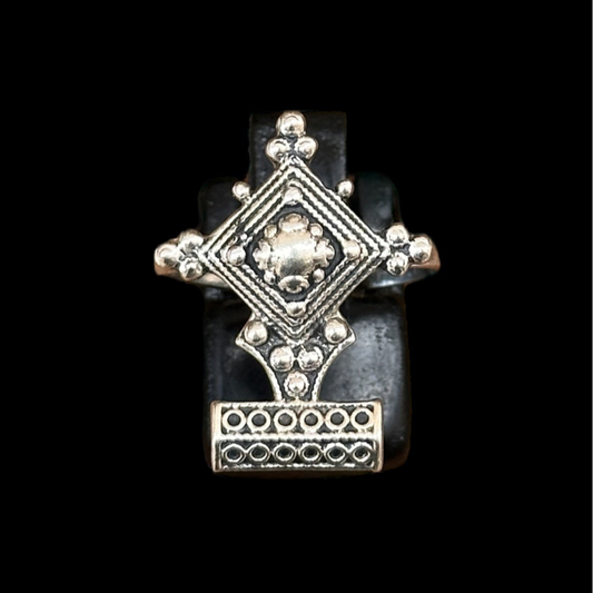 Ethnisch inspirierter Pfeilring