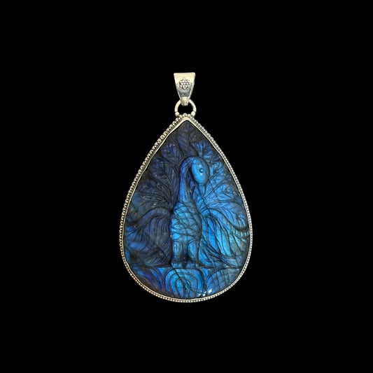 Anhänger „Ananta“ (अनन्त) Labradorit gefasst in Pfau-Tropfenform