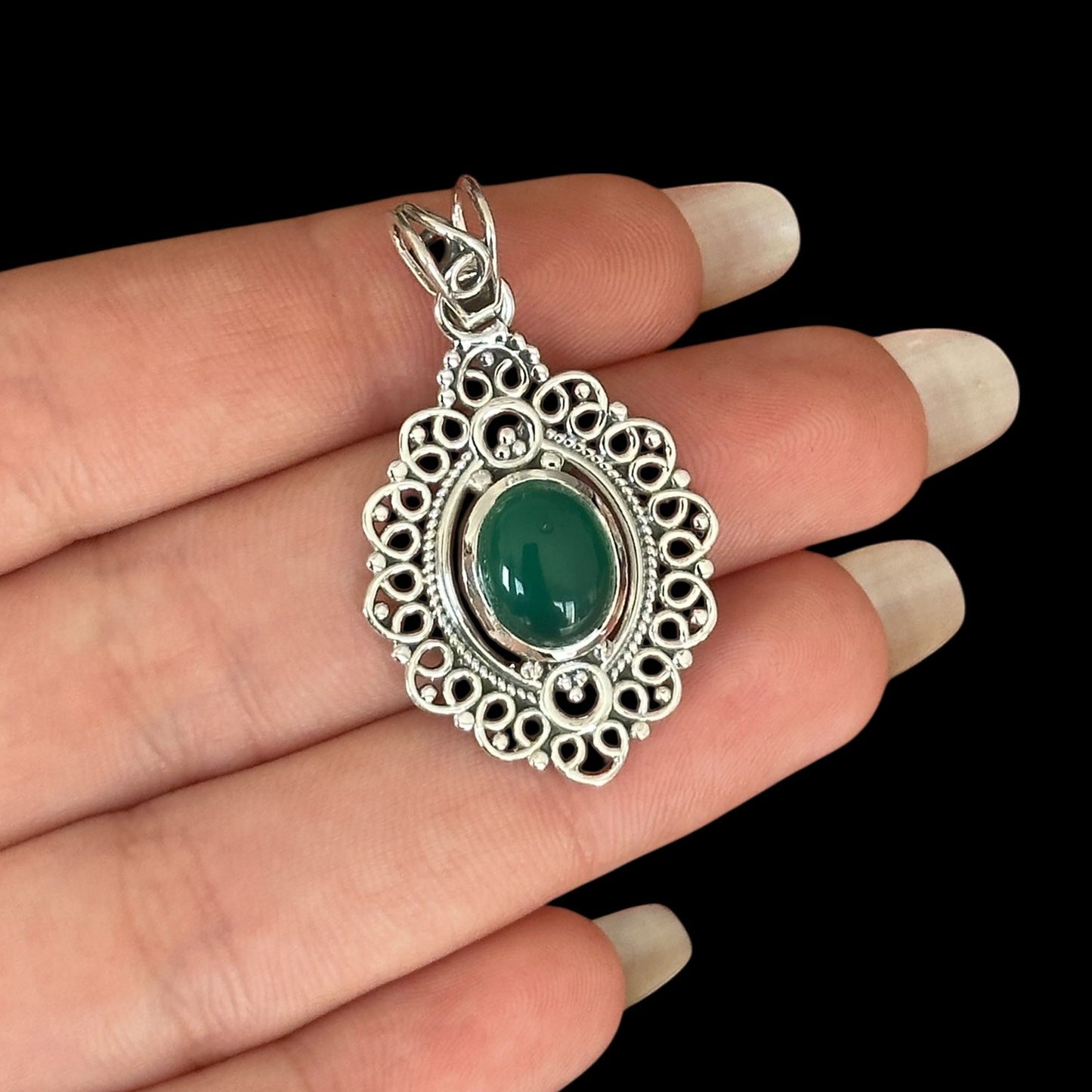 Anhänger "Nāyika" Grüner Onyx