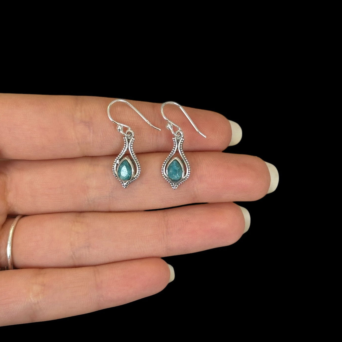 Pendientes Nila Raiz De Esmeralda