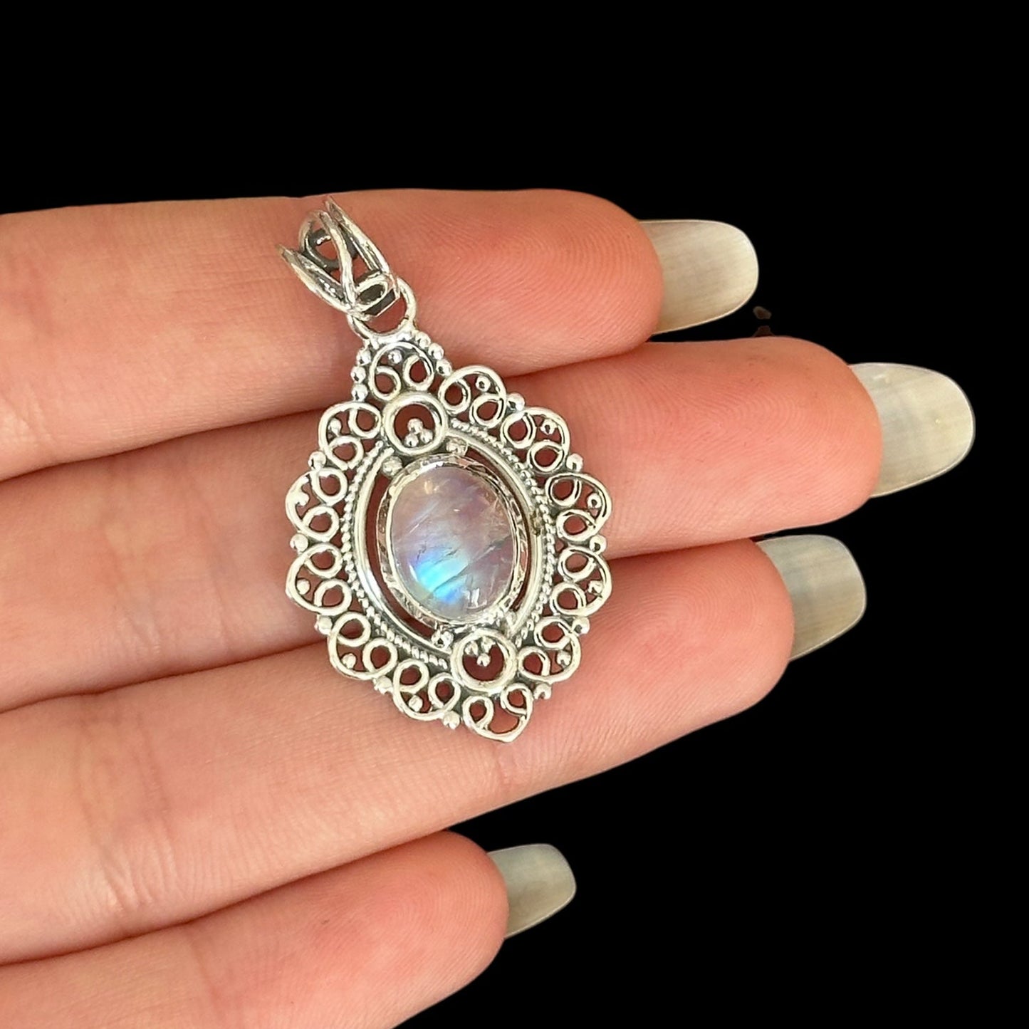 Anhänger "Nāyika" Mondstein