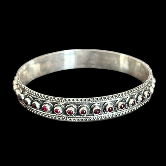 Armreif "Ritu" (ऋतु) Tiefroter Rubin