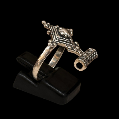 Ethnisch inspirierter Pfeilring