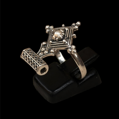 Ethnisch inspirierter Pfeilring