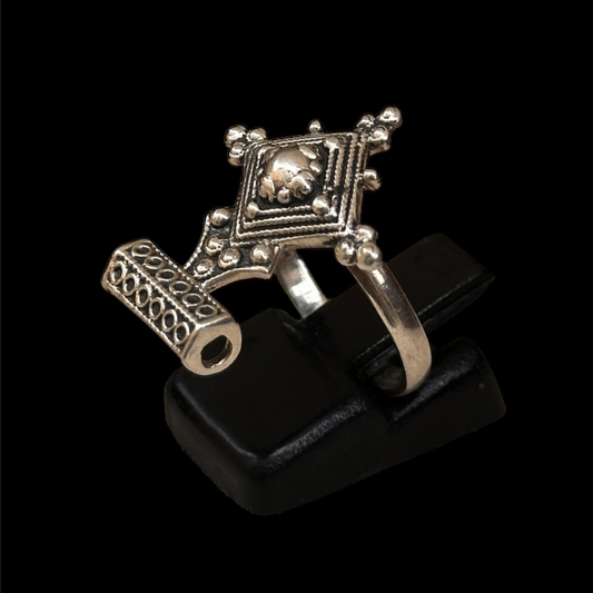 Ethnisch inspirierter Pfeilring