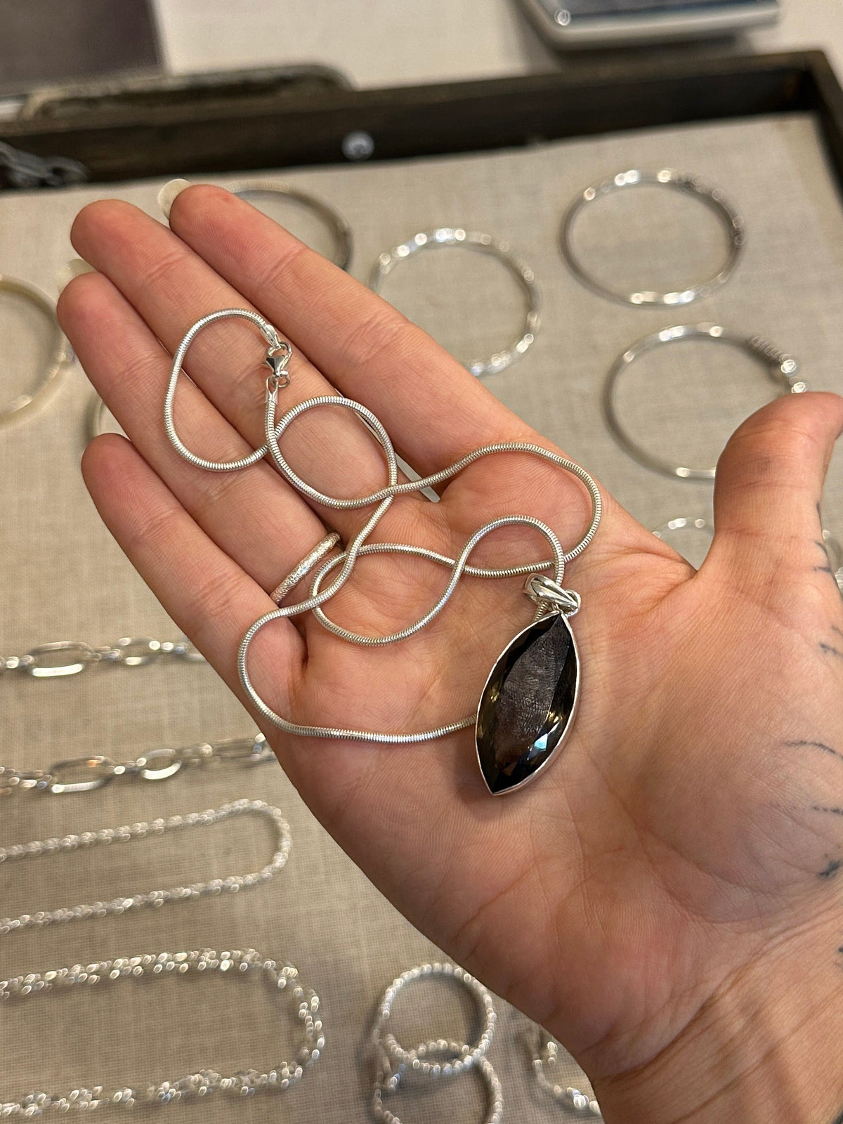 Colgante cuarzo ahumado facetado + cadena plata 45 cm