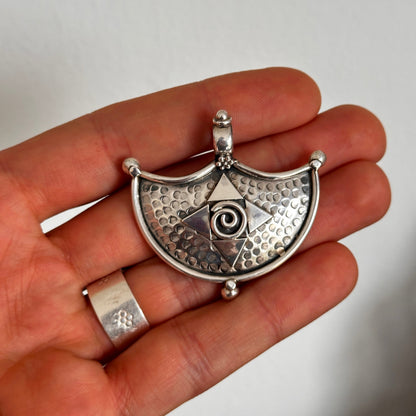 Anhänger "Dṛṣṭi" (दृष्टि)