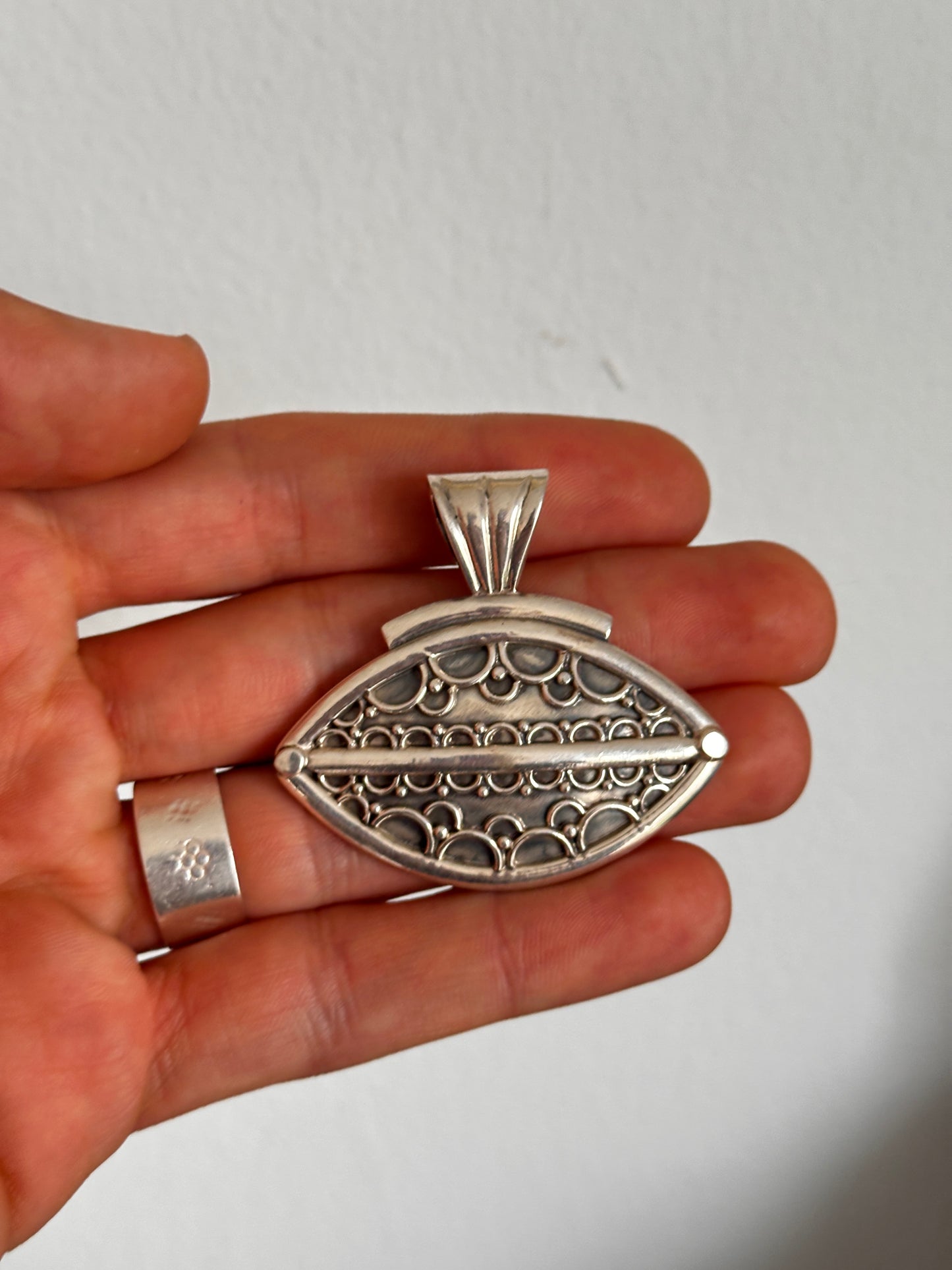 Colgante Tribal hindu ovalado