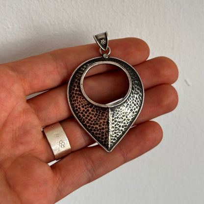 Anhänger "Śūnya" (शून्य)