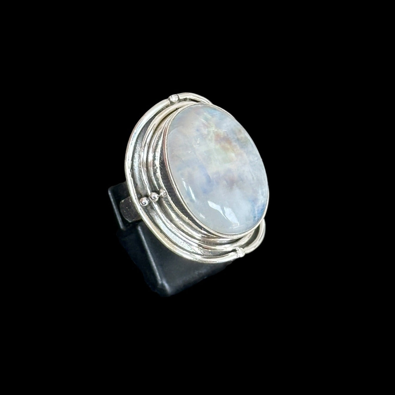 Anillo "Paridhi" Rainbow Moonstone Forma Redonda