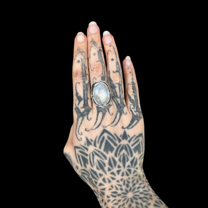 Anillo "Paridhi" Rainbow Moonstone Forma Redonda