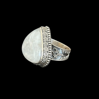 "Sāgara" (सागर) Moonstone Ring.