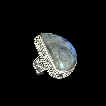 "Sāgara" (सागर) Labradorite Ring.