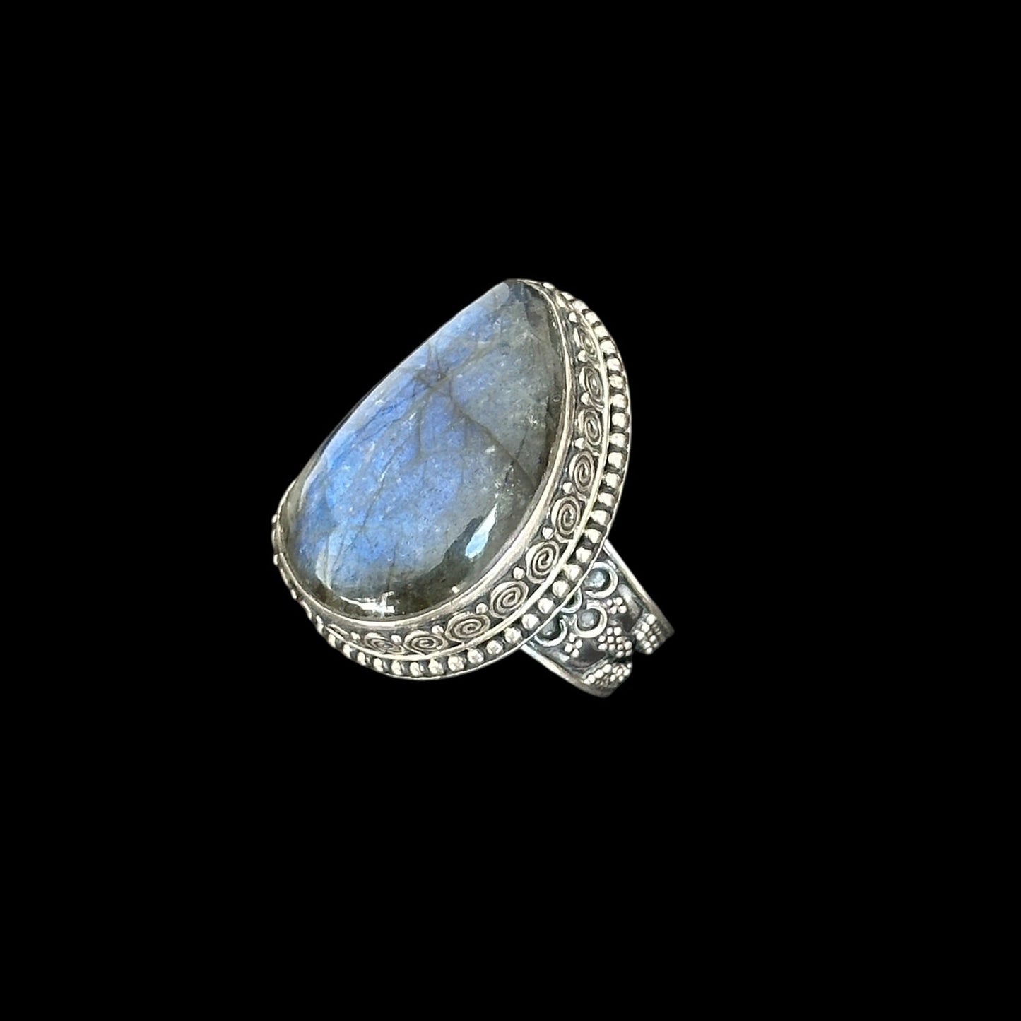 "Sāgara" (सागर) Labradorite Ring.