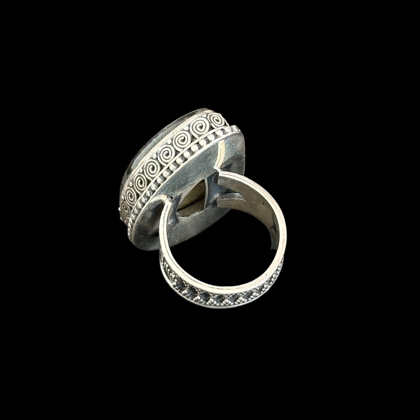 "Sāgara" (सागर) Labradorite Ring.