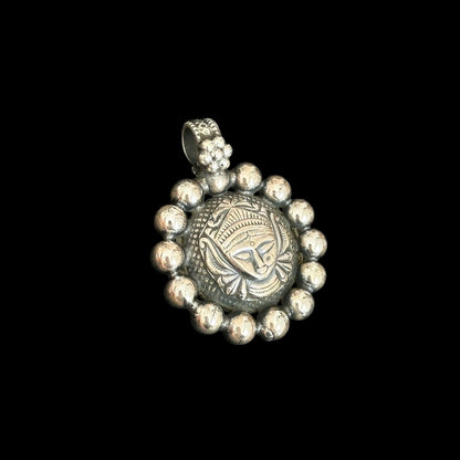Anhänger „Durgā“ (दुर्गा)