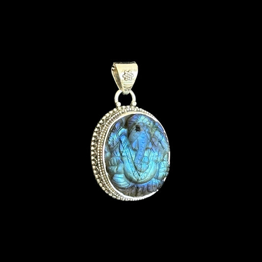 Anhänger "Ananta" (अनन्त) Labradorit geschnitzt Ganesha-Form rund.