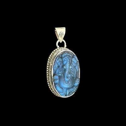 Colgante "Ananta" (अनन्त) Labradorita Entallada Forma Ganesha Oval.
