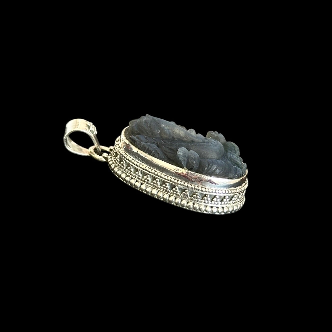 Colgante "Ananta" (अनन्त) Labradorita Entallada Forma Ganesha Oval.