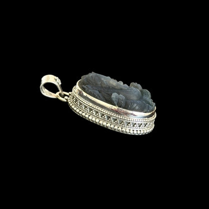 Colgante "Ananta" (अनन्त) Labradorita Entallada Forma Ganesha Oval.