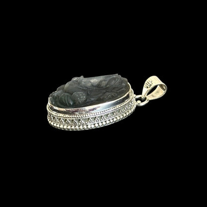 Colgante "Ananta" (अनन्त) Labradorita Entallada Forma Ganesha Oval.