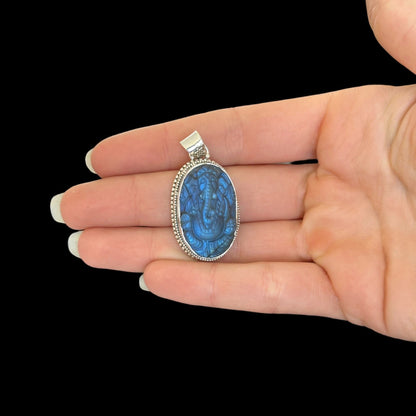 Colgante "Ananta" (अनन्त) Labradorita Entallada Forma Ganesha Oval.