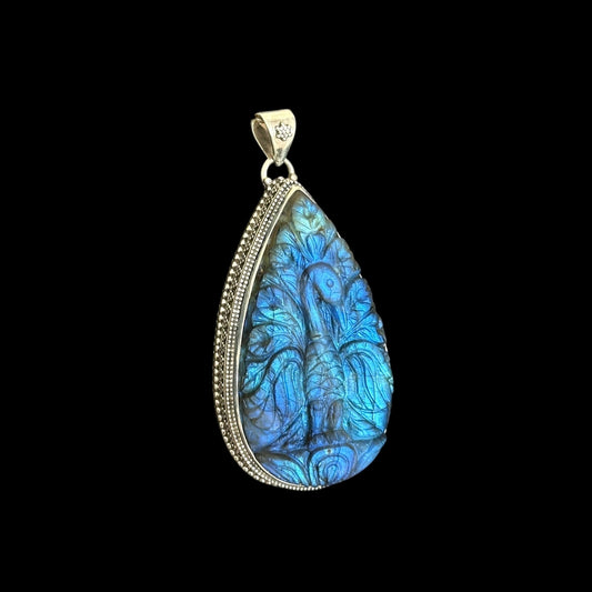 Anhänger "Ananta" (अनन्त) Labradorit gefasst Pfauentränenform.