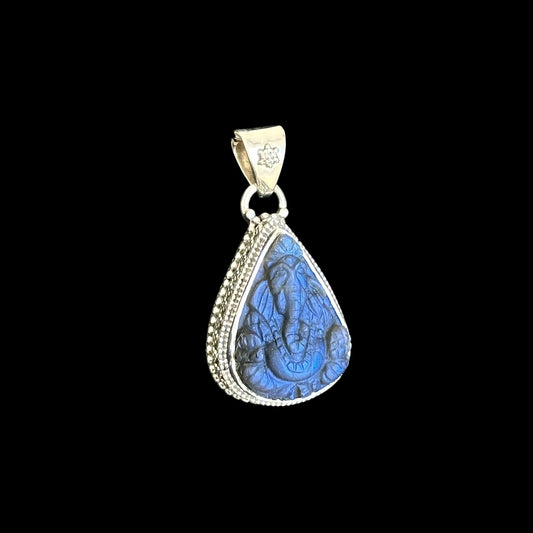 Anhänger "Ananta" (अनन्त) Labradorit facettiert Ganesha Tropfenform