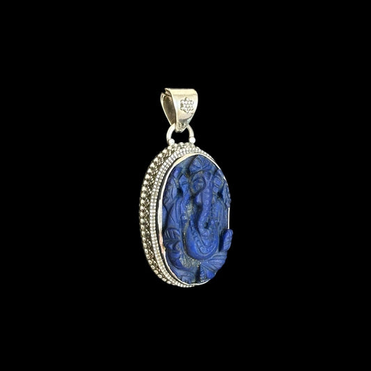 Anhänger "Ananta" (अनन्त) Lapislazuli Geschnitzt Ganesh Oval.