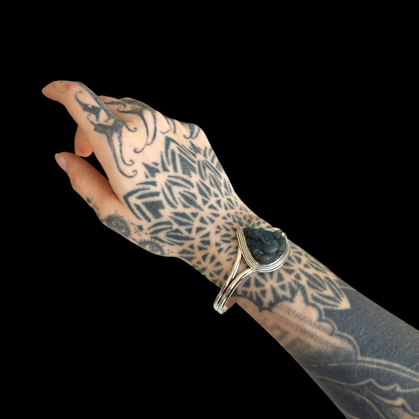 Armband "Ananta" (अनन्त) Labradorit gefasst Ganesha Form