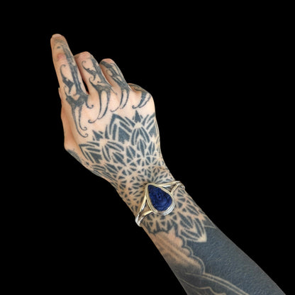 Armband "Ananta" (अनन्त) Lapislazuli Geschnitzte Ganesha-Form