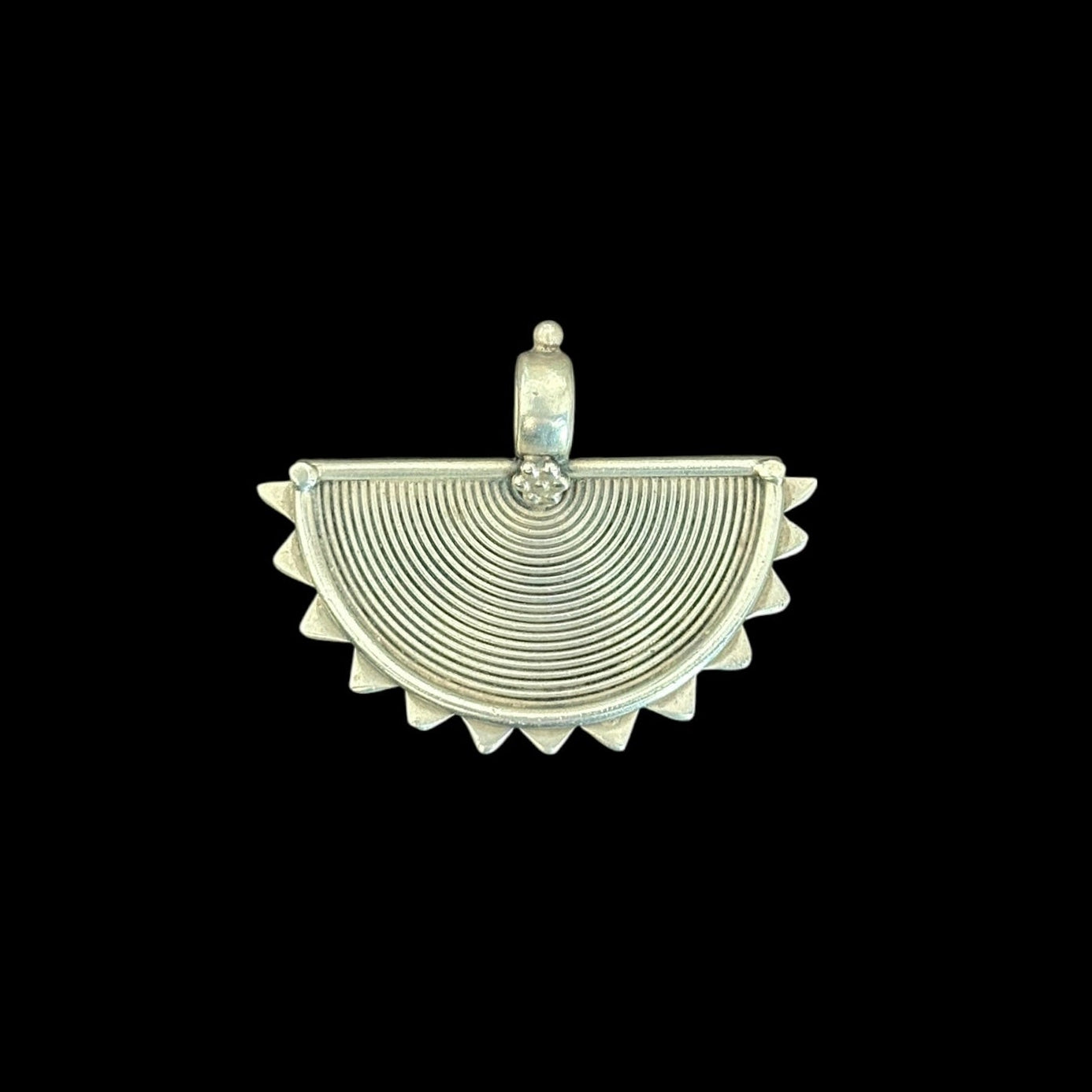 Anhänger "Ardha Sūrya" (अर्धसूर्य)
