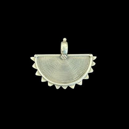 Anhänger "Ardha Sūrya" (अर्धसूर्य)