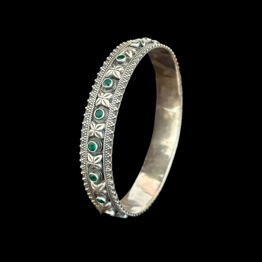 Armreif „Ritu“ (ऋतु) Smaragdgrün