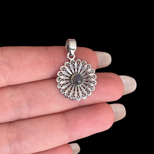 Anhänger "Sūryā" (सूर्या