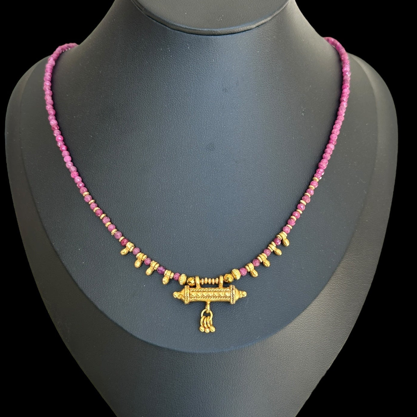Collar Mantra Box Indian Ruby
