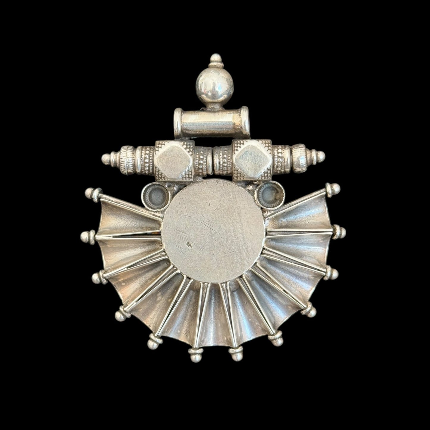 Colgante “Surya Kīrtī”