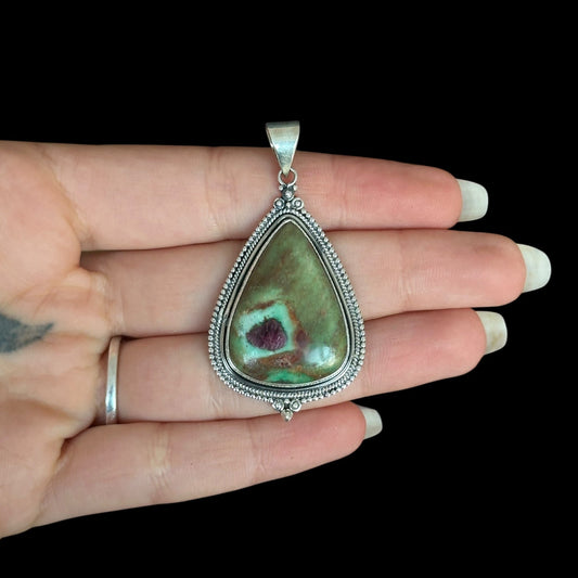 Ruby in Fuchsite Anhänger