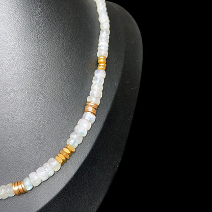 Kette mit facettiertem Mondstein