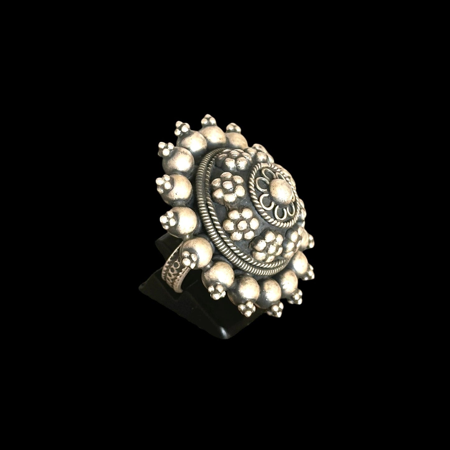 Ring „Vasundharā“ (वसुधरा)