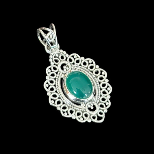 Anhänger "Nāyika" Grüner Onyx