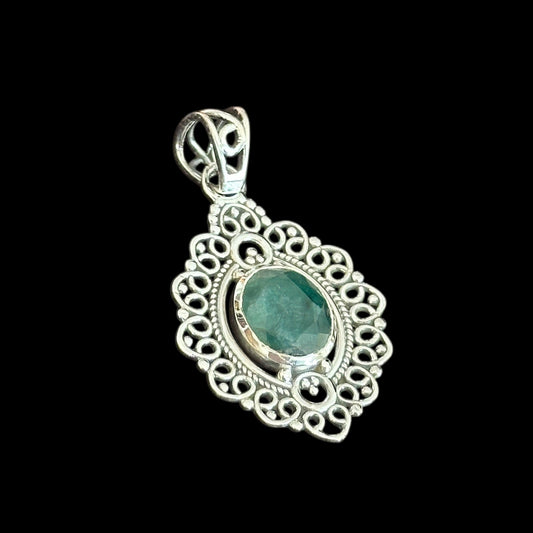 Anhänger "Nāyika" Smaragdwurzel