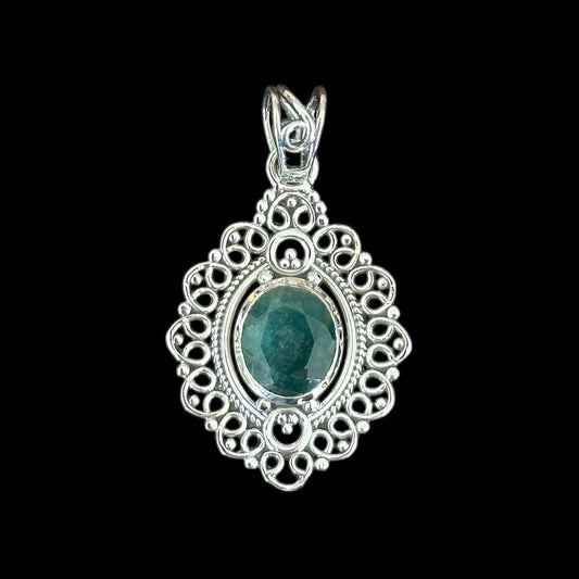 Anhänger "Nāyika" Smaragdwurzel