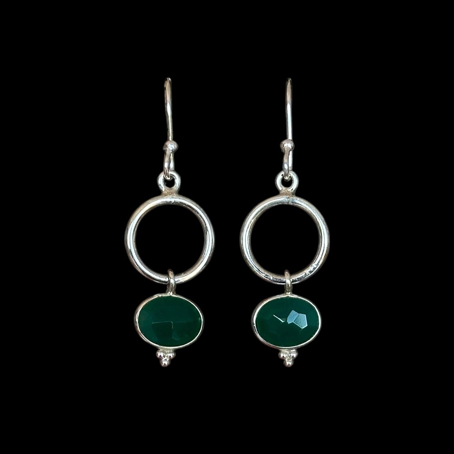 Ohrringe „ĀKĀRA“ (आकार) grüner Onyx