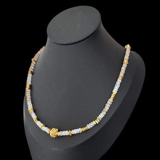 Halskette mit Kügelchen