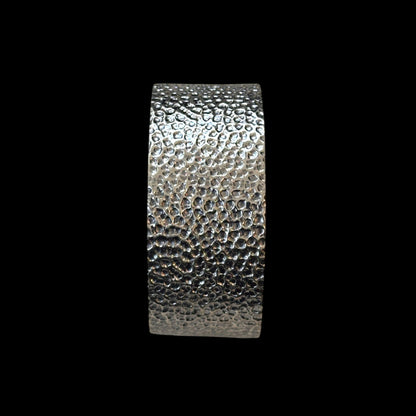 Breites Armband aus gehämmertem Silber