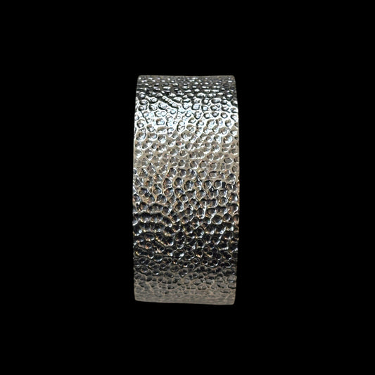 Breites Armband aus gehämmertem Silber