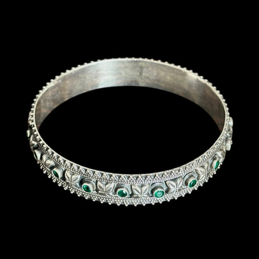 Armreif „Ritu“ (ऋतु) Smaragdgrün