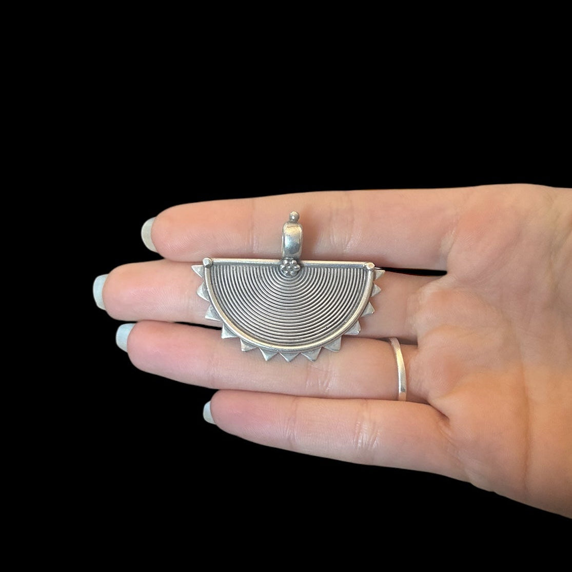 Anhänger "Ardha Sūrya" (अर्धसूर्य)