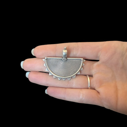 Anhänger "Ardha Sūrya" (अर्धसूर्य)